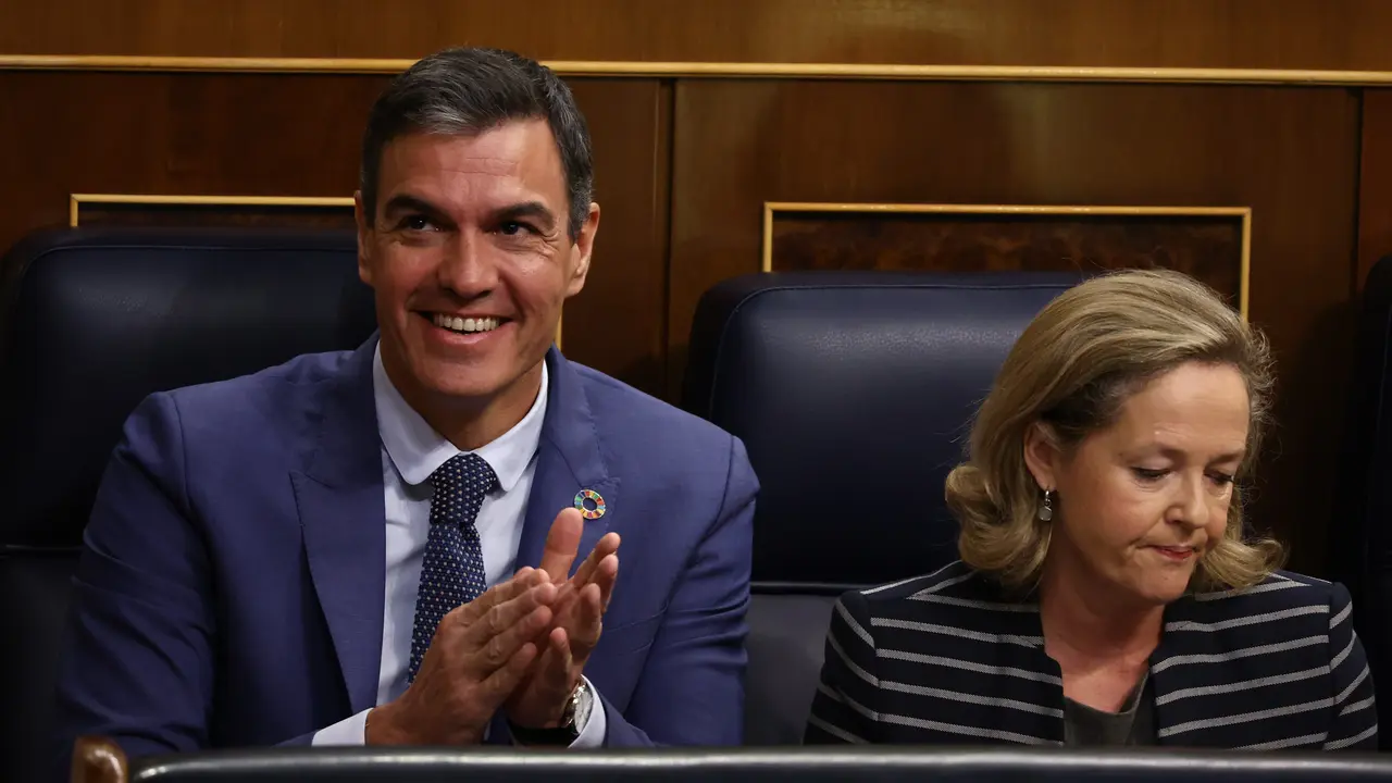 El presidente del Gobierno, Pedro S&aacute;nchez y la vicepresidenta primera y ministra de Asuntos Econ&oacute;micos y Transformaci&oacute;n Digital, Nadia Calvi&ntilde;o,