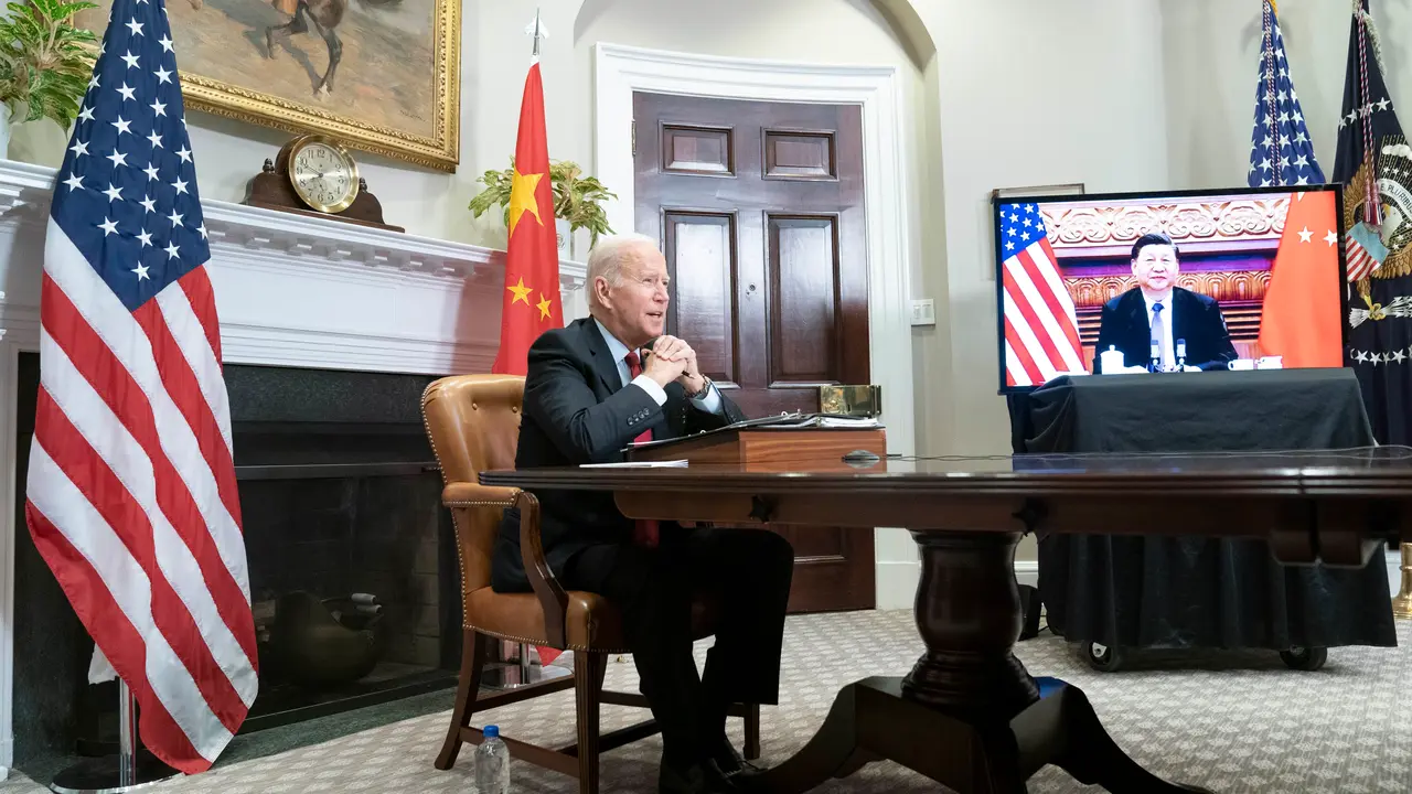 Imagen de archivo del encuentro mantenido entre Joe Biden y Xi Jinping en noviembre de 2021. / SARAH SILBIGER