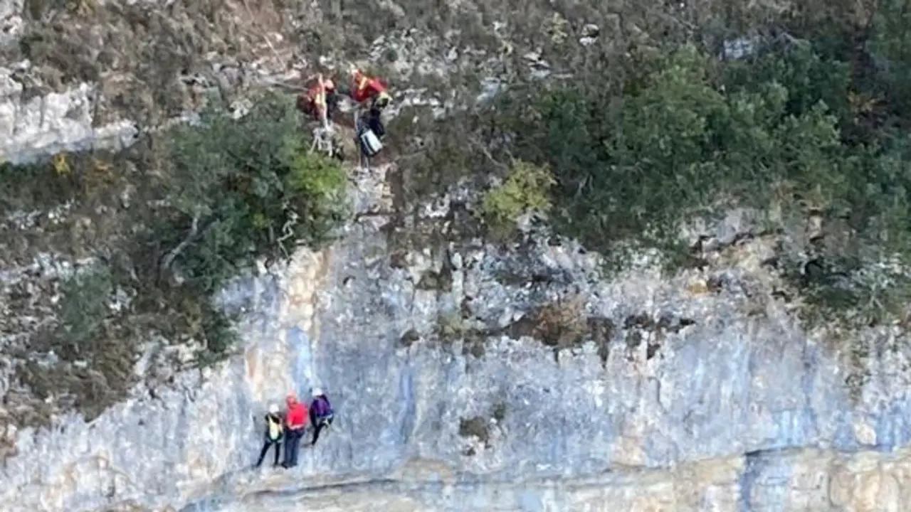 Rescate en la v&iacute;a ferrata de Valderredible. / ALERTA