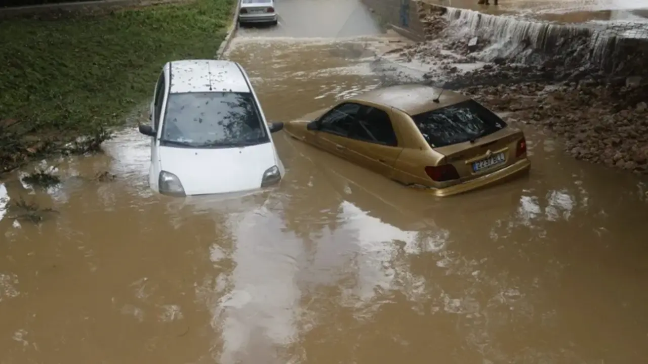 Dos coches semisumergidos en un paso inundado en Aldaia. EFE/ Kai Forsterling