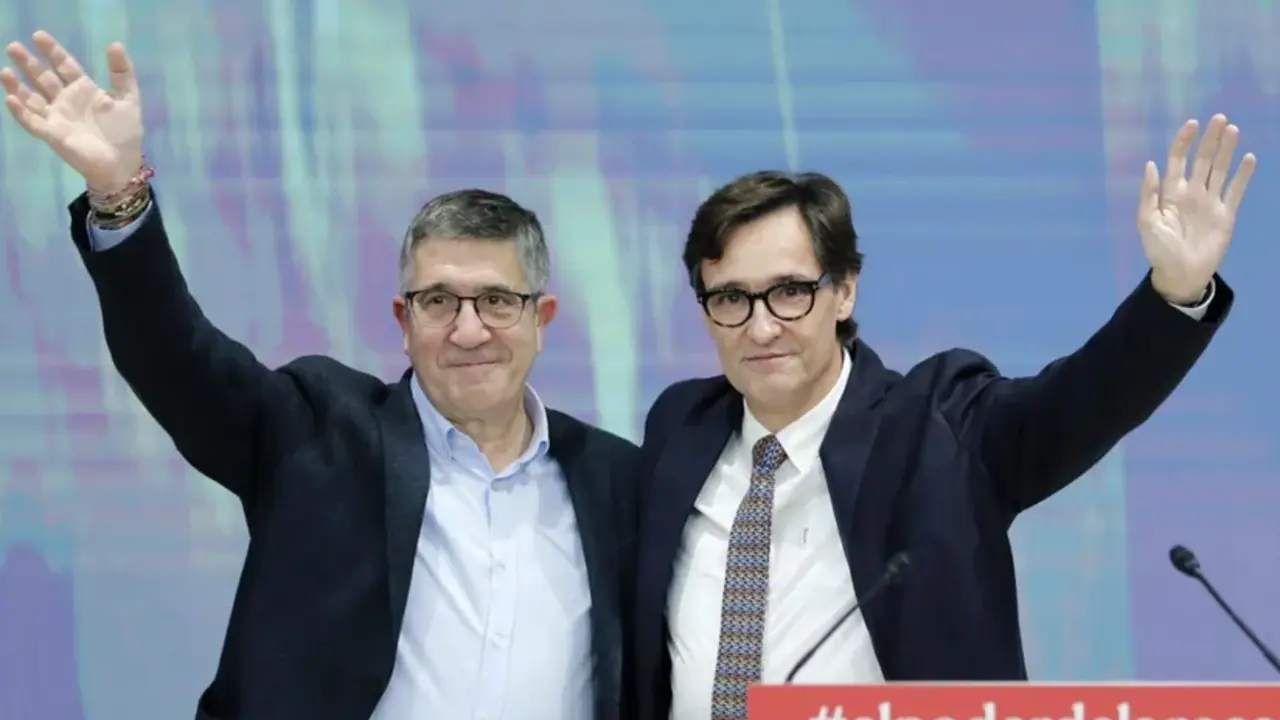 El primer secretario del PSC, Salvador Illa, acompa&ntilde;ado por el portavoz del PSOE en el Congreso, Patxi L&oacute;pez, durante un acto organizado por el partido socialista de Catalu&ntilde;a. EFE / Andreu Dalmau