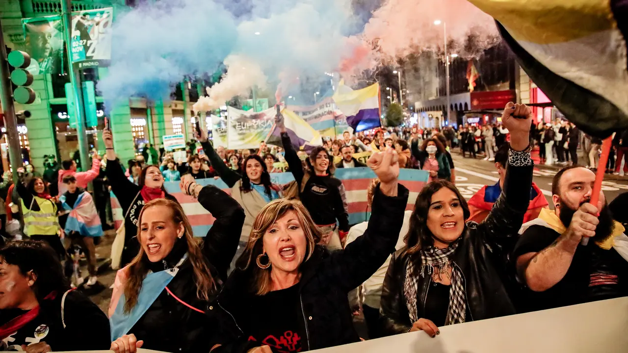 La activista por los derechos trans, Mar Cambroll&eacute;, junto a varias manifestantes durante una marcha convocada por &lsquo;Federaci&oacute;n Plataforma Trans&rsquo;. / Carlos Luj&aacute;n