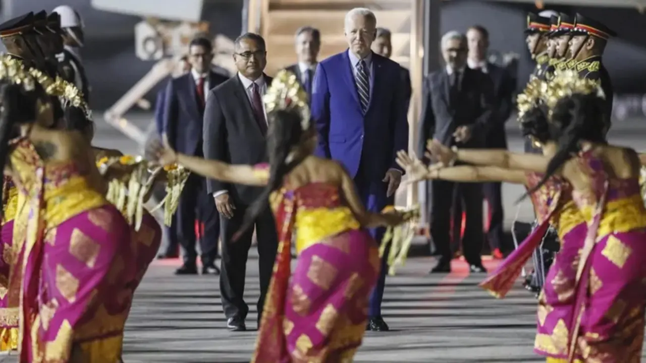 El presidente de EE. UU., Joe Biden (C), observa la actuaci&oacute;n de bailarines balineses durante su llegada a la Cumbre del G20 en el aeropuerto internacional Ngurah Rai de Bali. EFE/Made Nagi/Pool