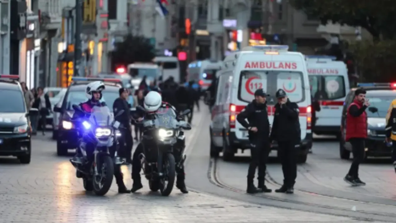 Polic&iacute;as turcos intentan asegurar la zona tras una explosi&oacute;n en la calle Istiklal de Estambul, Turqu&iacute;a. EFE/Erdem Sahin