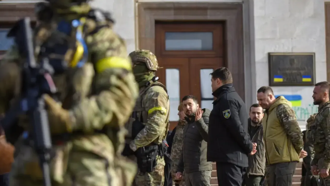 El presidente ucraniano, Volodymyr Zelensky (centro), habla con la prensa mientras visita la ciudad recuperada de Jers&oacute;n este lunes. EFE/EPA/Oleg Patrsyuk