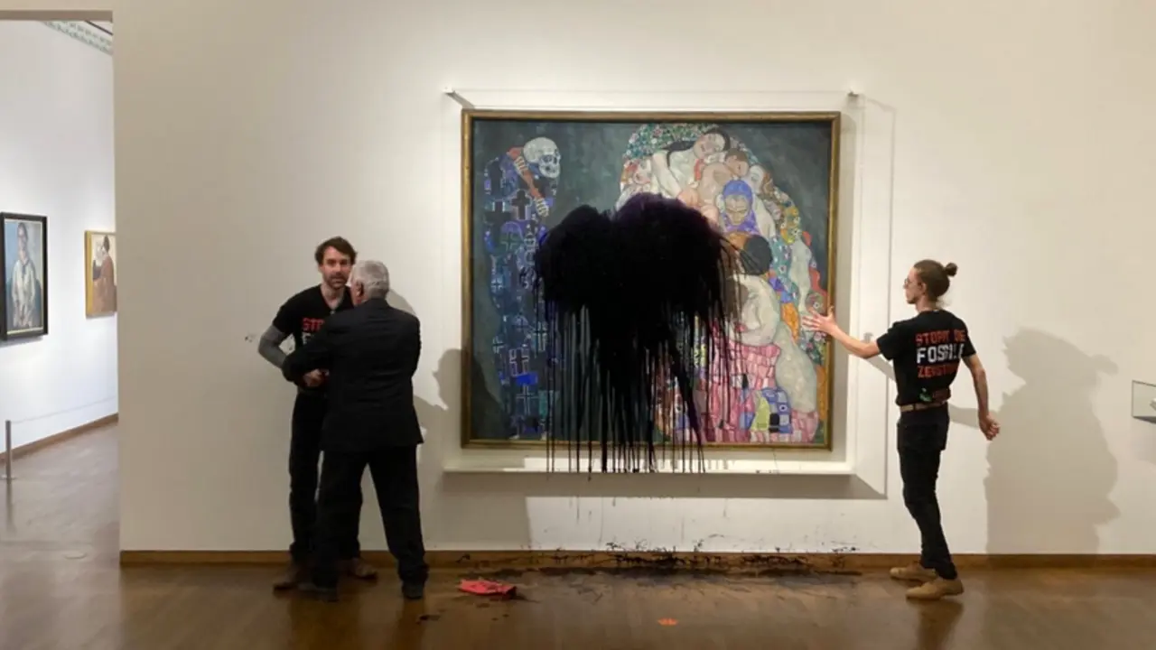 Dos activistas han arrojado petr&oacute;leo sobre el cuadro "Muerte y vida" de Gustav Klimt. EFE/ Letzte Generation &Ouml;sterreich