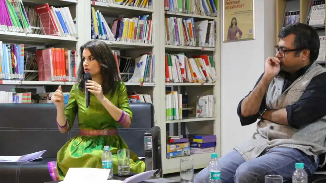 La poetisa gallega Yolanda Casta&ntilde;o (i) durante el recital que ha dado este lunes junto al poeta asturiano Miguel Rodr&iacute;guez Monteavaro en el Instituto Cervantes de Nueva Delhi (India). EFE/ Moncho Torres