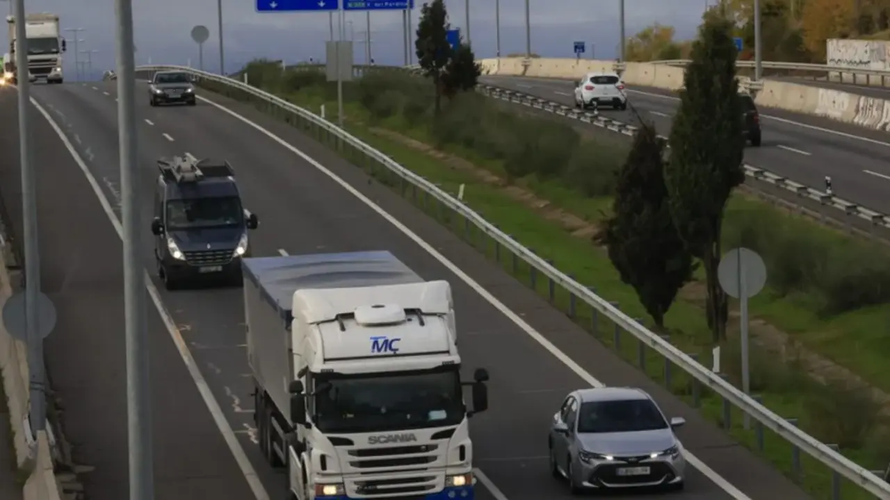 Varios camiones circulan por una carretera en Madrid. EFE/Zipi Arag&oacute;n