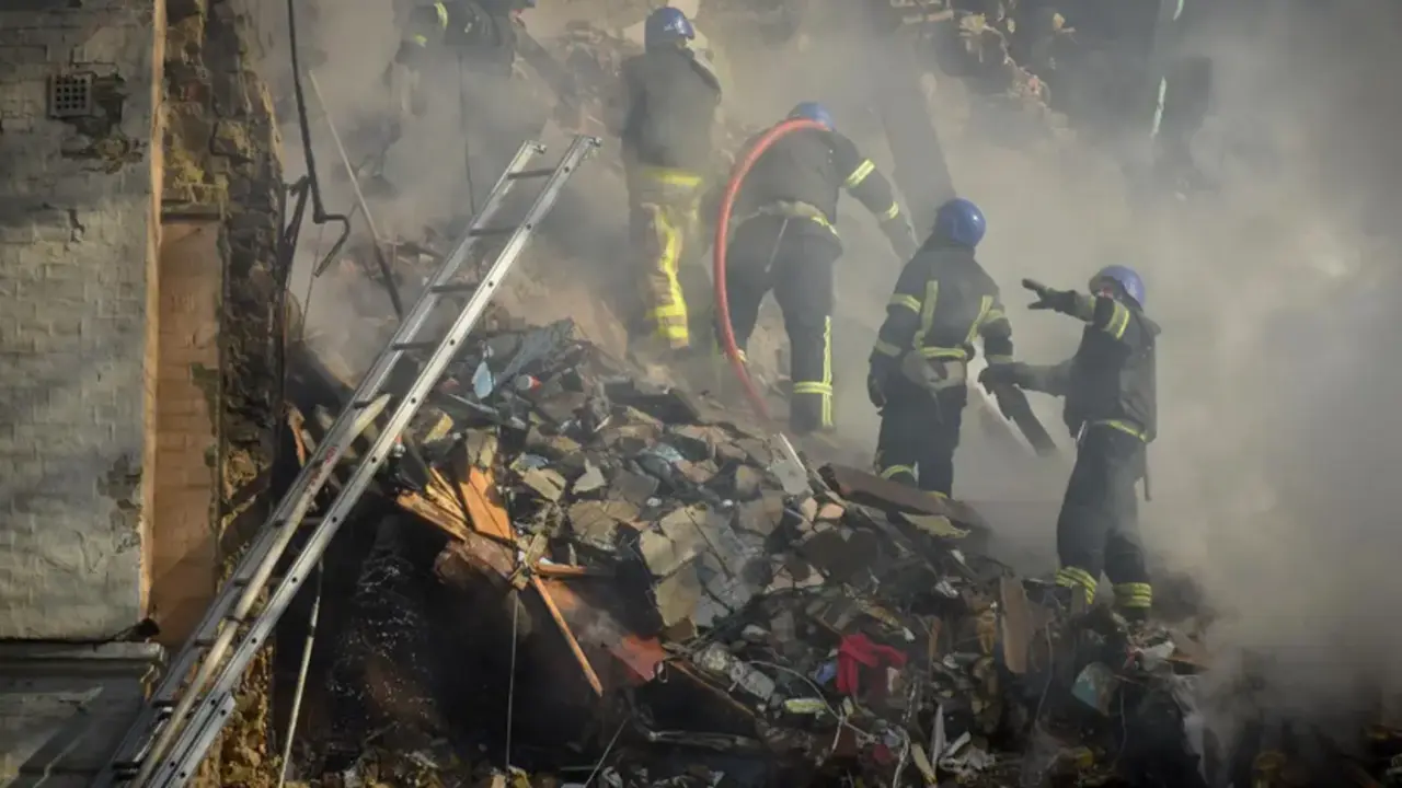 amazon Rescatistas ucranianos trabajan en la limpieza de los escombros de un edificio residencial destruido por un ataque con drones rusos en el centro de Kiev el 17 de octubre. EFE/EPA/OLEG PETRASYUK