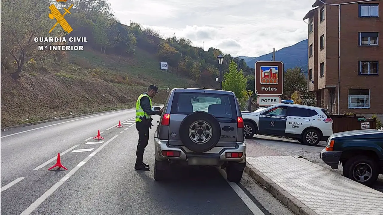 La Guardia Civil en un control durante La Fiesta del Orujo en Potes.