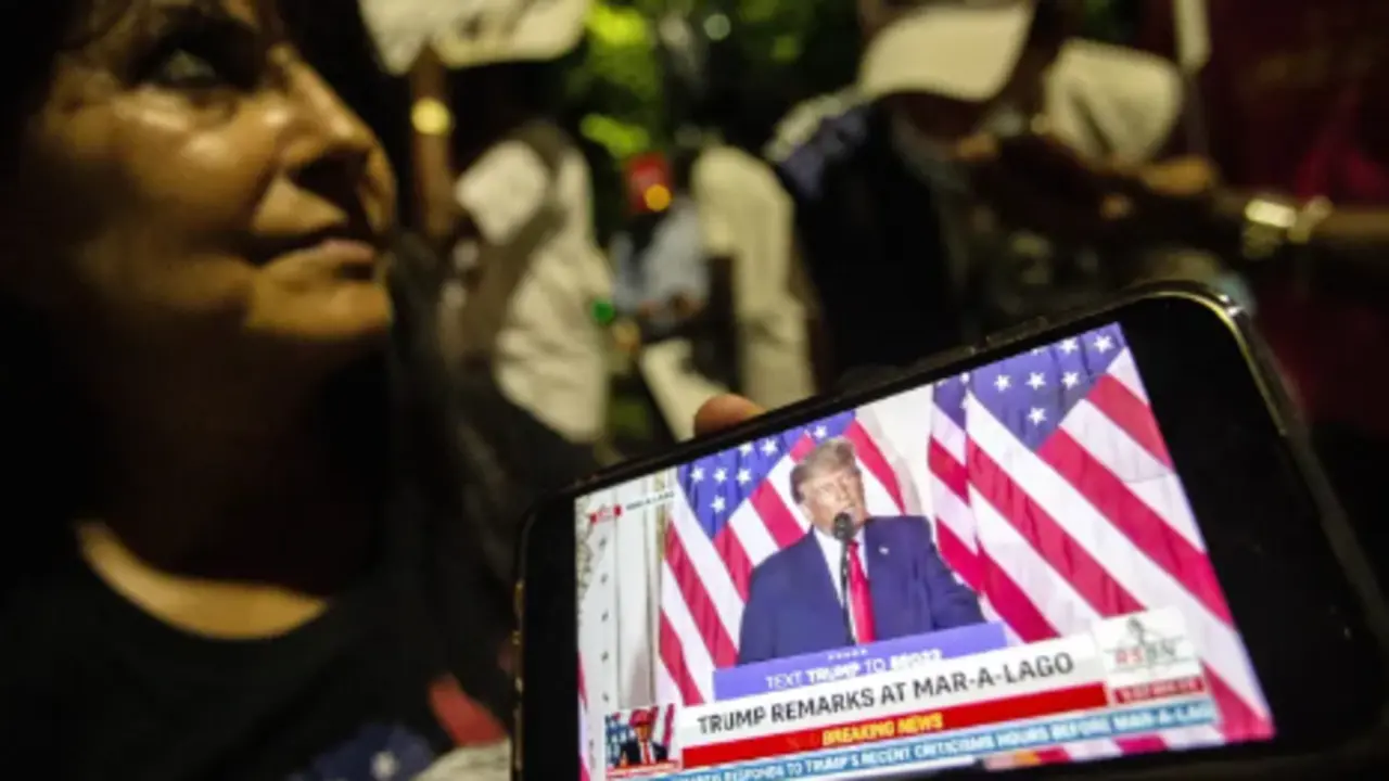 Los partidarios del expresidente de los Estados Unidos, Donald Trump, escuchan su discurso donde anuncia su candidatura a la Presidencia de EE.UU. EFE/EPA/CRISTOBAL HERRERA-ULASHKEVICH