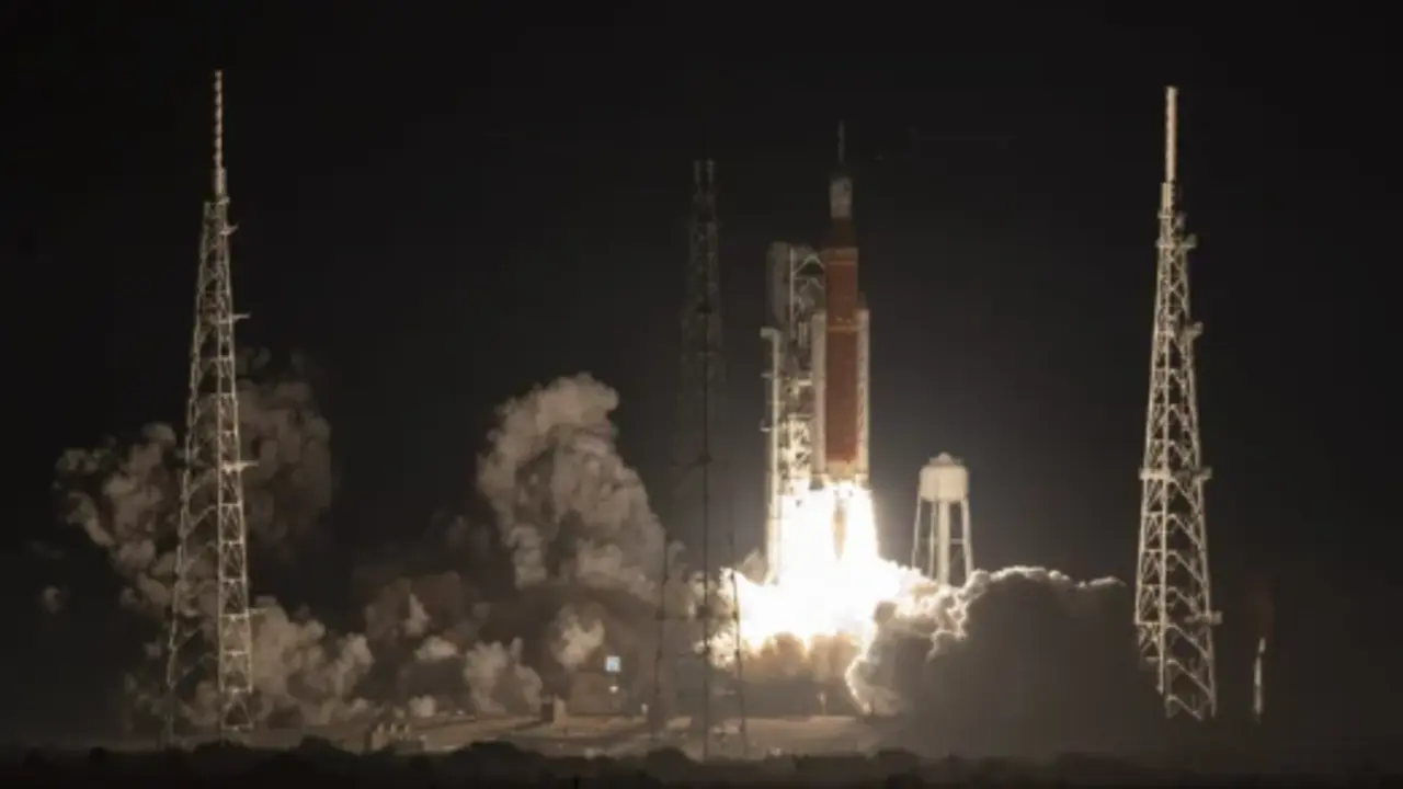 La misi&oacute;n no tripulada de la NASA Artemis I, despeg&oacute; con &eacute;xito desde el Centro Espacial Kennedy de Cabo Ca&ntilde;averal (Florida). EFE/EPA/NASA/Bill Ingalls