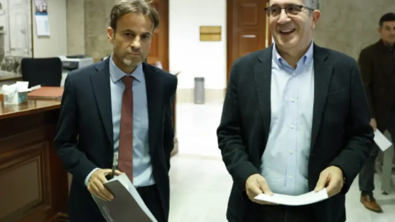 El portavoz del PSOE en el Congreso, Patxi L&oacute;pez, y el presidente del grupo parlamentario de Unidas Podemos, Jaume Asens, en el registro del Congreso de los Diputados. EFE/Chema Moya