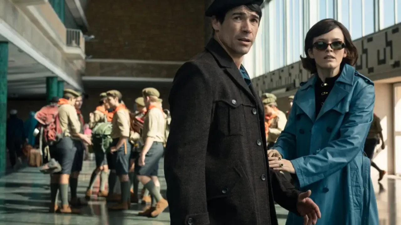 Los actores Juanjo Ballesta y Liah O'Prey en un fotograma de "Un hombre de acci&oacute;n". EFE/Quim Vives/Netflix