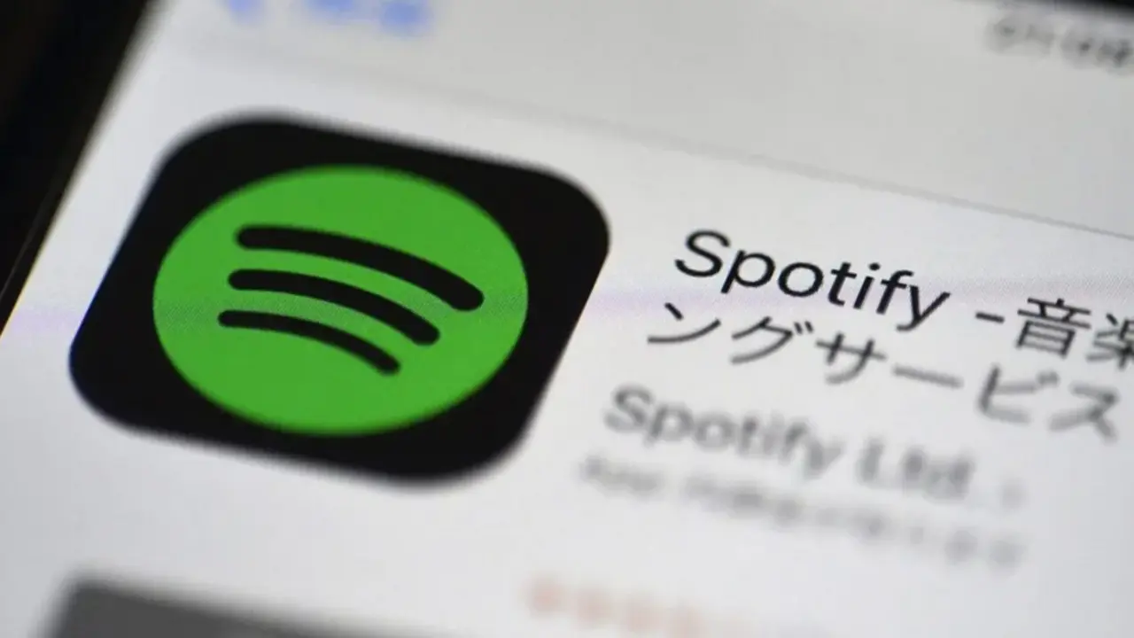 Imagen de archivo del icono de la aplicaci&oacute;n de Spotify en un smartphone. EFE/Franck Robichon