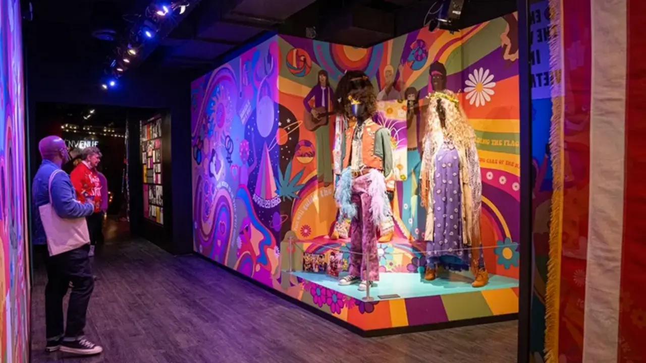 Unas personas miran los diferentes trajes y vestimentas usadas en musicales expuestos hoy en el Museo de Broadway en Nueva York. EFE/&Aacute;ngel Colmenares