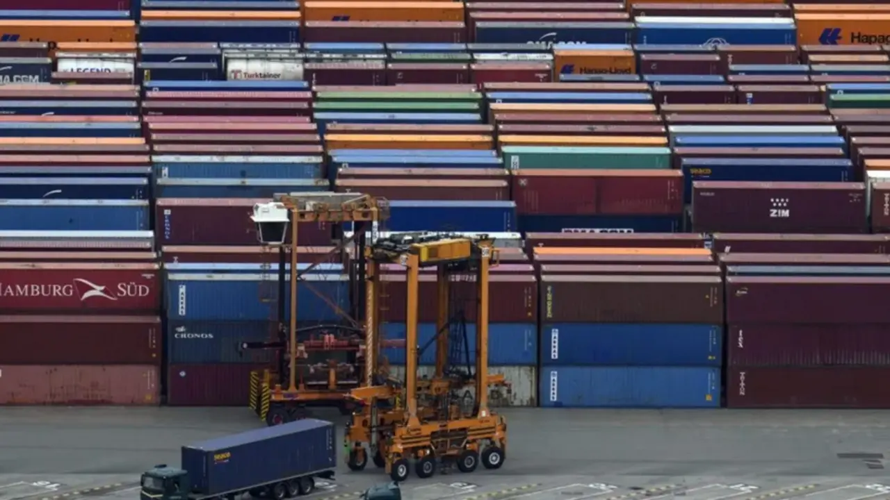 Contenedores en el Puerto de Barcelona, en una imagen de archivo. EFE/Alejandro Garc&iacute;a