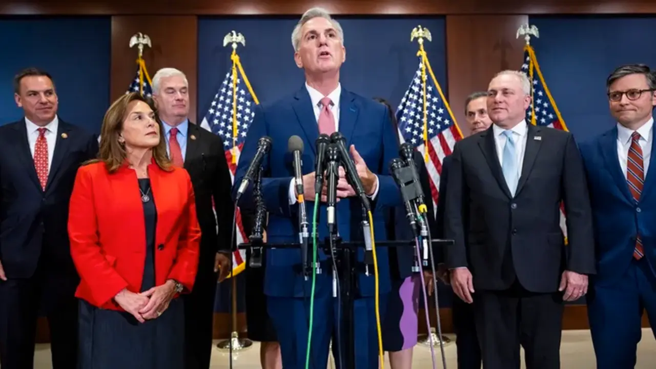 El l&iacute;der de la minor&iacute;a republicana en la C&aacute;mara, Kevin McCarthy, rodeado de otros l&iacute;deres electos, habla en Washington, DC, EE. UU. EFE/Jim Lo Scalzo