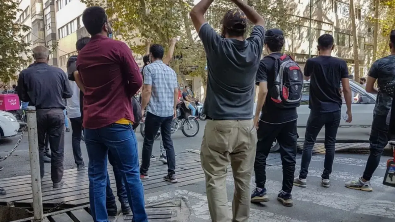 Manifestantes se enfrentan a la polic&iacute;a en Teher&aacute;n durante una protesta por la muerte de la joven Masha Amini. EFE/EPA/STR