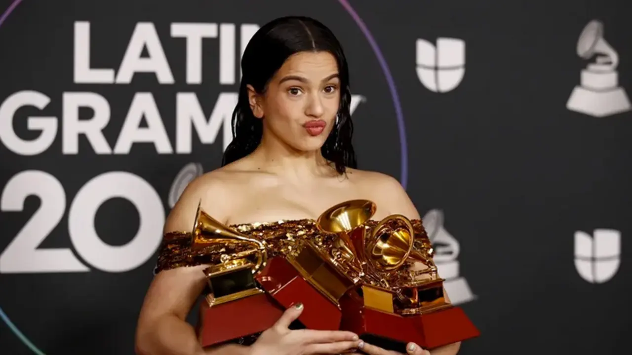 Rosal&iacute;a sostiene los premios a &Aacute;lbum del A&ntilde;o, Mejor Paquete de Grabaci&oacute;n y Mejor &Aacute;lbum de M&uacute;sica Alternativa en la sala de prensa durante la 23&ordf; Entrega Anual de los Premios Grammy Latinos. EFE/Caroline Brehman