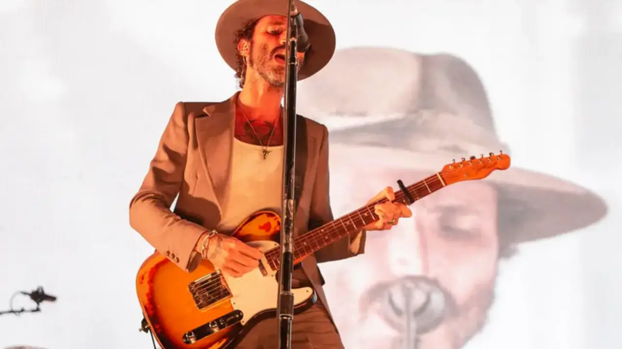 Imagen de archivo del m&uacute;sico y cantautor Leiva durante un concierto. EFE/Paco Santamar&iacute;a