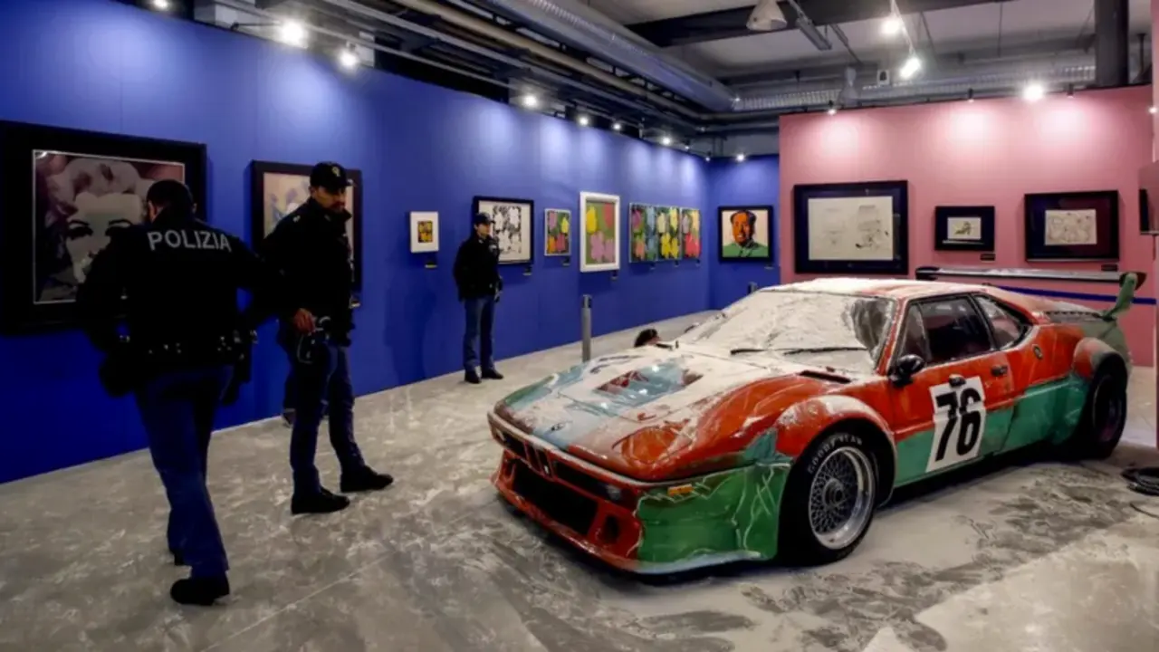 Una obra del artista estadounidense Andy Warhol cubierta de harina, en la exposici&oacute;n 'Andy Warhol: La Pubblicita Della forma' en la Fabbrica del Vapore en Mil&aacute;n. EFE/EPA/Mourand Balti Touati
