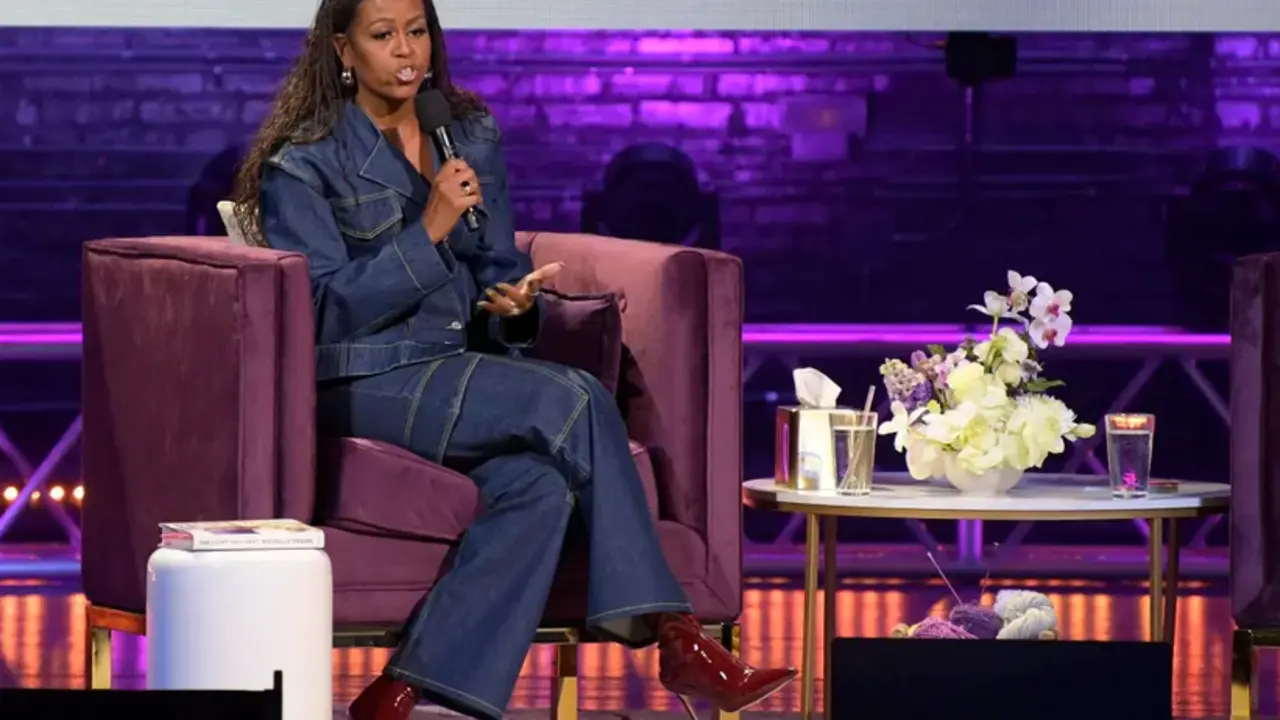 La ex primera dama de los Estados Unidos Michelle Obama habla durante la presentaci&oacute;n de su libro "Con Luz Propia" en el Teatro Warner en Washington DC (EE.UU.). EFE/Lenin Nolly