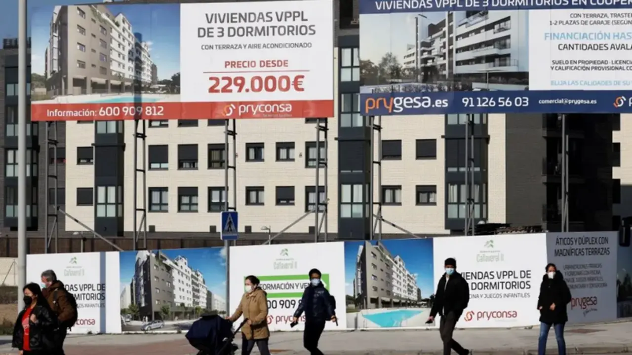 Un edificio de viviendas en venta en Madrid, en una imagen de archivo. EFE/Chema Moya
