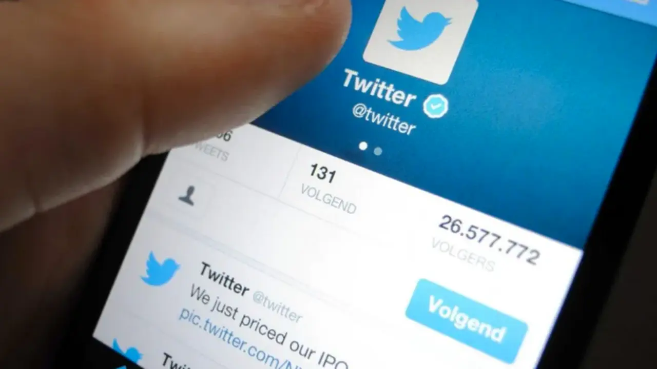 Un hombre navega por Twitter con su tel&eacute;fono m&oacute;vil. EFE/Lex Van Lieshou