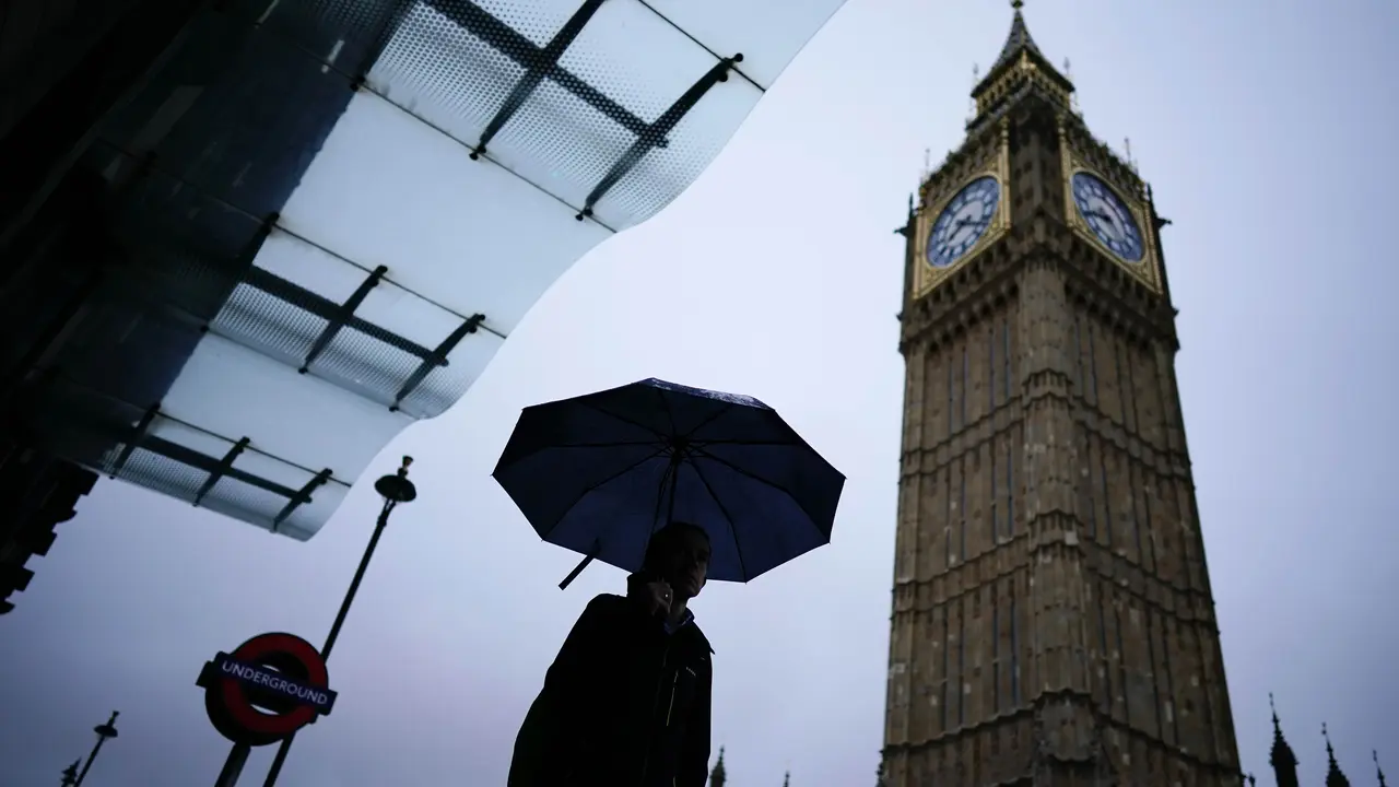 03 November 2022, United Kingdom, London: A commuter walks with an umbrella on a rainy morning in Westminster, London. Photo: Aaron Chown/PA Wire/dpa