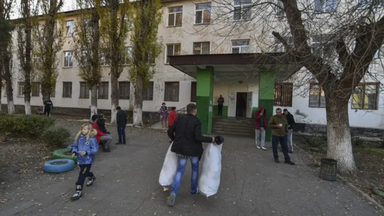 Varias personas evacuadas de la regi&oacute;n de Jers&oacute;n llegan a un centro de alojamiento temporal en Dzhankoi,Crimea. EFE/EPA