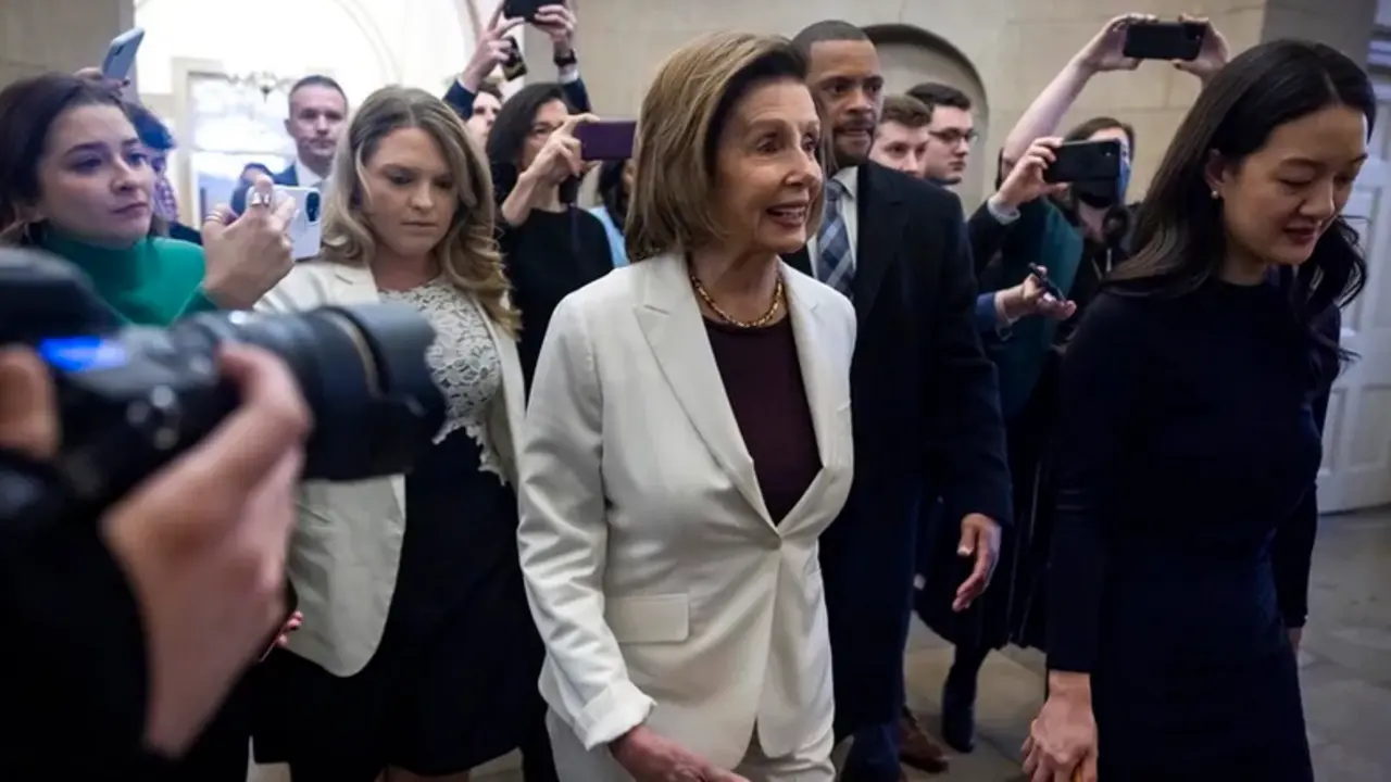 La presidenta de la C&aacute;mara de Representantes estadounidense, Nancy Pelosi (c). EFE/Jim Lo Scalzo