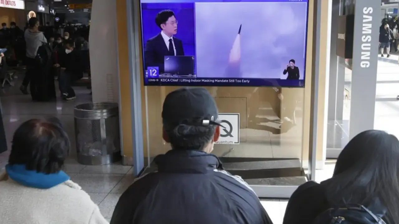 Ciudadanos surcoreanos siguen por televisi&oacute;n la noticia del lanzamiento de un misil norcoreano. EFE/EPA/Kim Hee-Chul