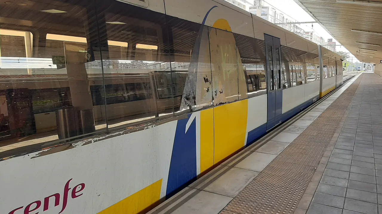 Tren de Cercan&iacute;as de Cantabria en la estaci&oacute;n de Renfe-Feve de Santander. / EP