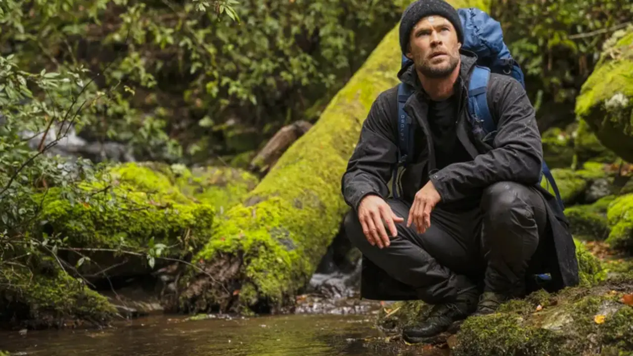 Fotograf&iacute;a cedida por National Geographic a tav&eacute;s de Disney+ donde aparece el actor australiano Chris Hemsworth mientras se agacha al borde de un estanque, durante una escena del documental "Limitless", una serie de seis episodios de National Geographic que se estrenan ma&ntilde;ana mi&eacute;rcoles en la plataforma. EFE/Craig Parry
