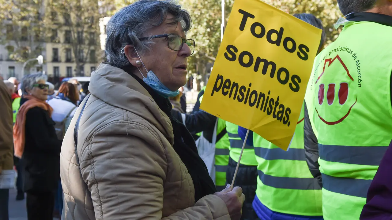 Una mujer sostiene un cartel en una manifestaci&oacute;n para exigir una mejora de las pensiones y de los salarios acordes al IPC real, a 19 de noviembre de 2022, en Madrid (Espa&ntilde;a). Los manifestantes reclaman que se reparta equitativamente la riqueza generada con el trabajo, recuperar el poder adquisitivo de salarios y pensiones, y revalorizarlos en funci&oacute;n del &Iacute;ndice de Precios al Consumo (IPC) real, establecer leer m&aacute;s una pensi&oacute;n m&iacute;nima en referencia a un salario m&iacute;nimo interprofesional del 60 %, y acabar con la brecha de g&eacute;nero en salarios y pensiones. / Gustavo Valiente