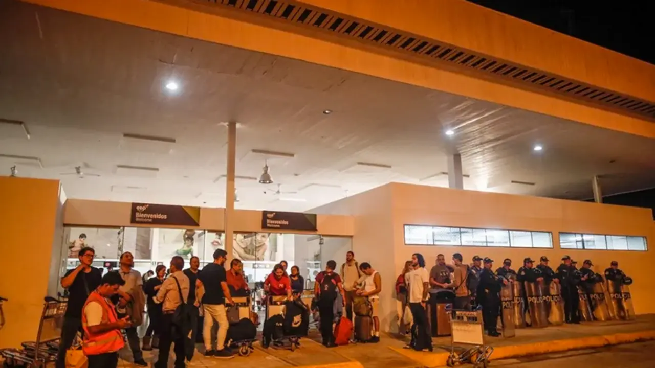 Pasajeros son vistos varados en el Aeropuerto Internacional Coronel FAP Francisco Secada Vignetta, en Iquitos (Per&uacute;). EFE/ Aldair Mej&iacute;a