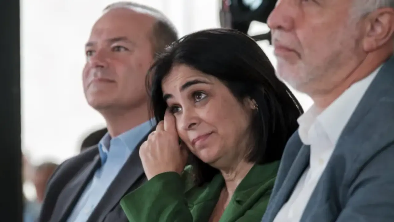 La ministra de Sanidad, Carolina Darias, se seca los ojos durante el anunci&oacute; de su candidatura. EFE/Angel Medina G.