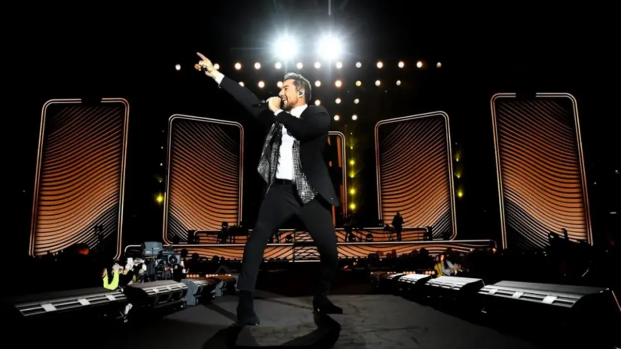 El cantante David Bisbal durante su actuaci&oacute;n en el Power Horse Stadium de Almer&iacute;a para conmemorar sus 20 a&ntilde;os de carrera musical.