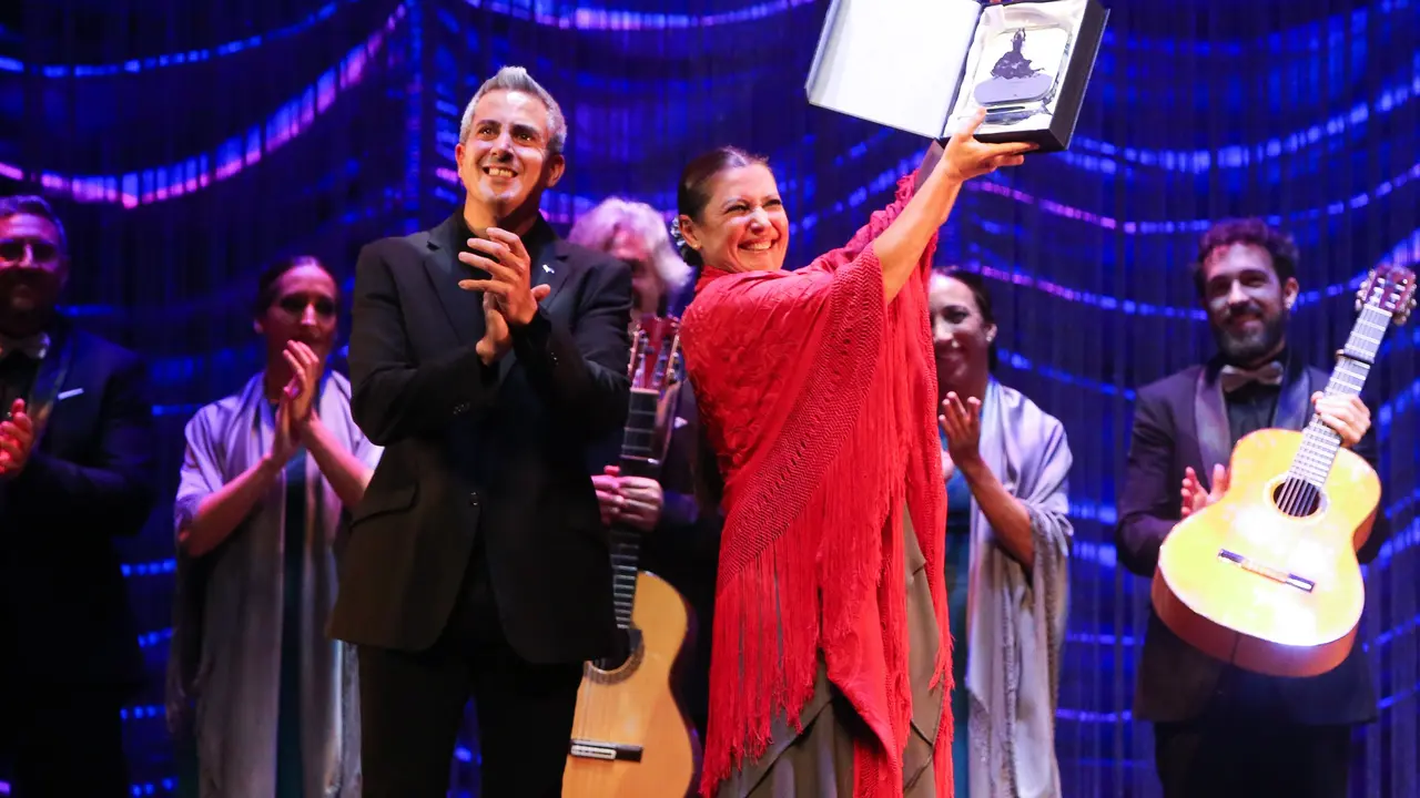 El vicepresidente y consejero de Cultura, Pablo Zuloaga, entrega el premio 'La Capitana' a Sara Baras