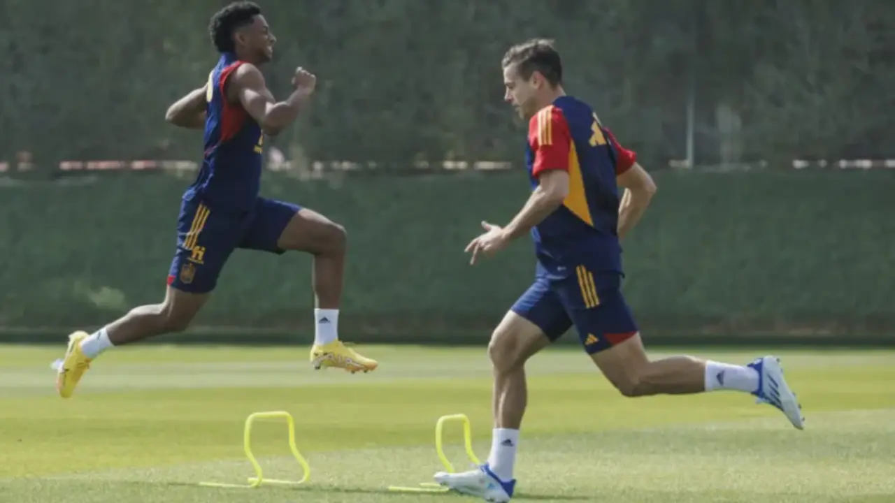 Los jugadores de la selecci&oacute;n Alejandro Balde (i) y C&eacute;sar Azpilicueta (d). EFE/RFEF
