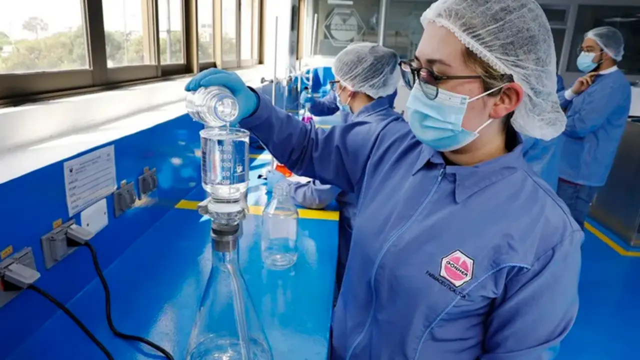 Fotograf&iacute;a de un trabajador durante el proceso de fabricaci&oacute;n y empaque de medicamentos de la planta farmac&eacute;utica Gonher, el 11 de noviembre de 2022, en Bogot&aacute; (Colombia). EFE/Carlos Ortega