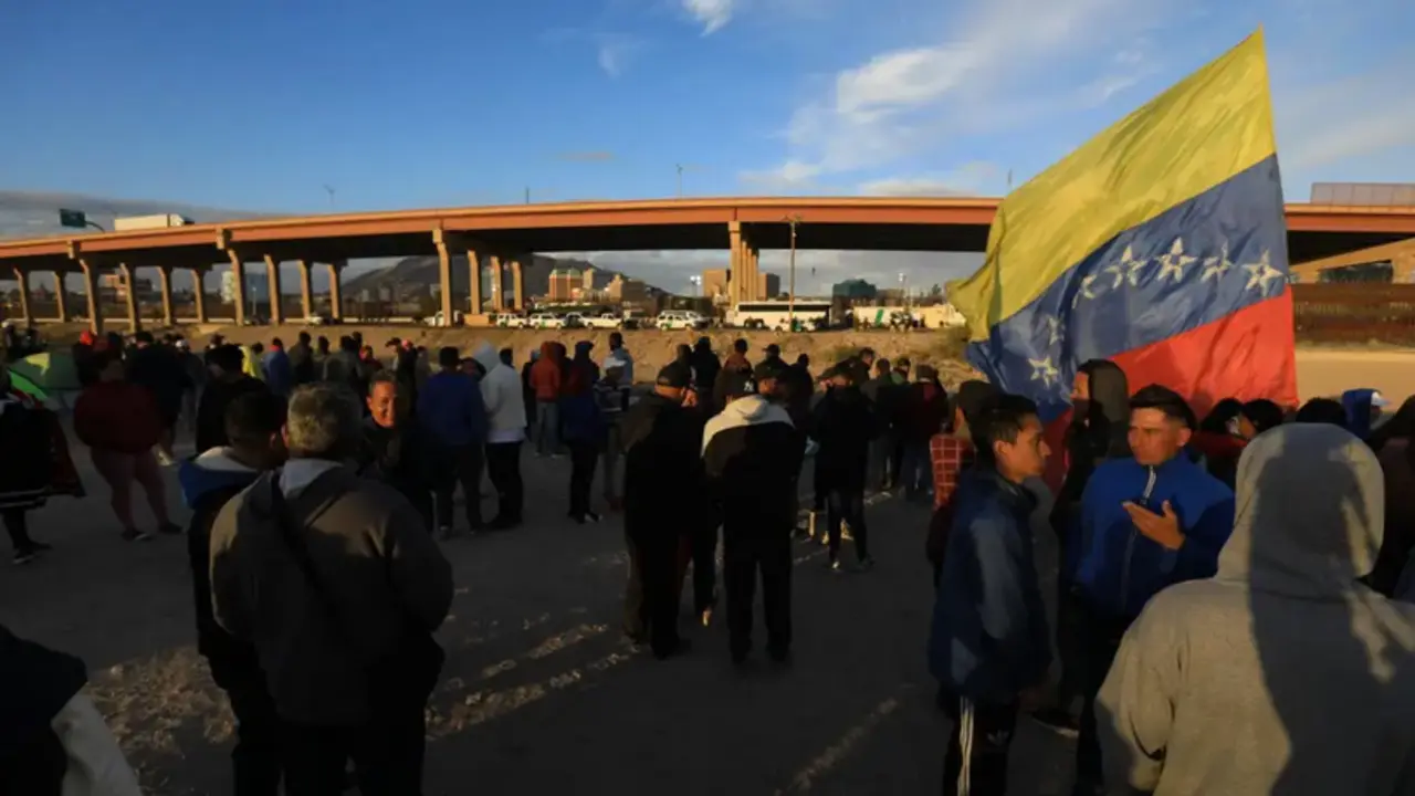 Migrantes venezolanos acampan a orillas del R&iacute;o Bravo, el 15 de noviembre de 2022, en Ciudad Ju&aacute;rez, Chihuahua (M&eacute;xico). EFE/ Luis Torres