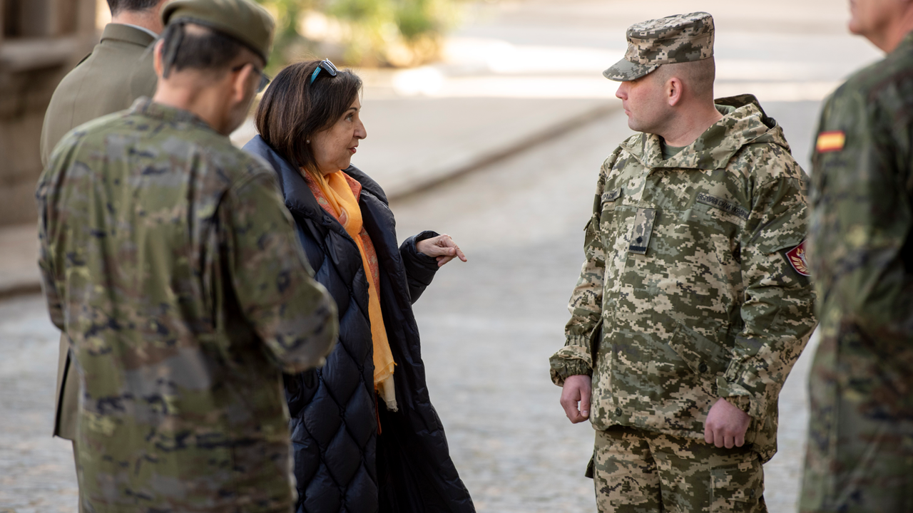 La ministra de Defensa, Margarita Robles, visita las instalaciones del Mando de Adiestramiento de Toledo en la Academia de Infanter&iacute;a. / Ismael Herrero
