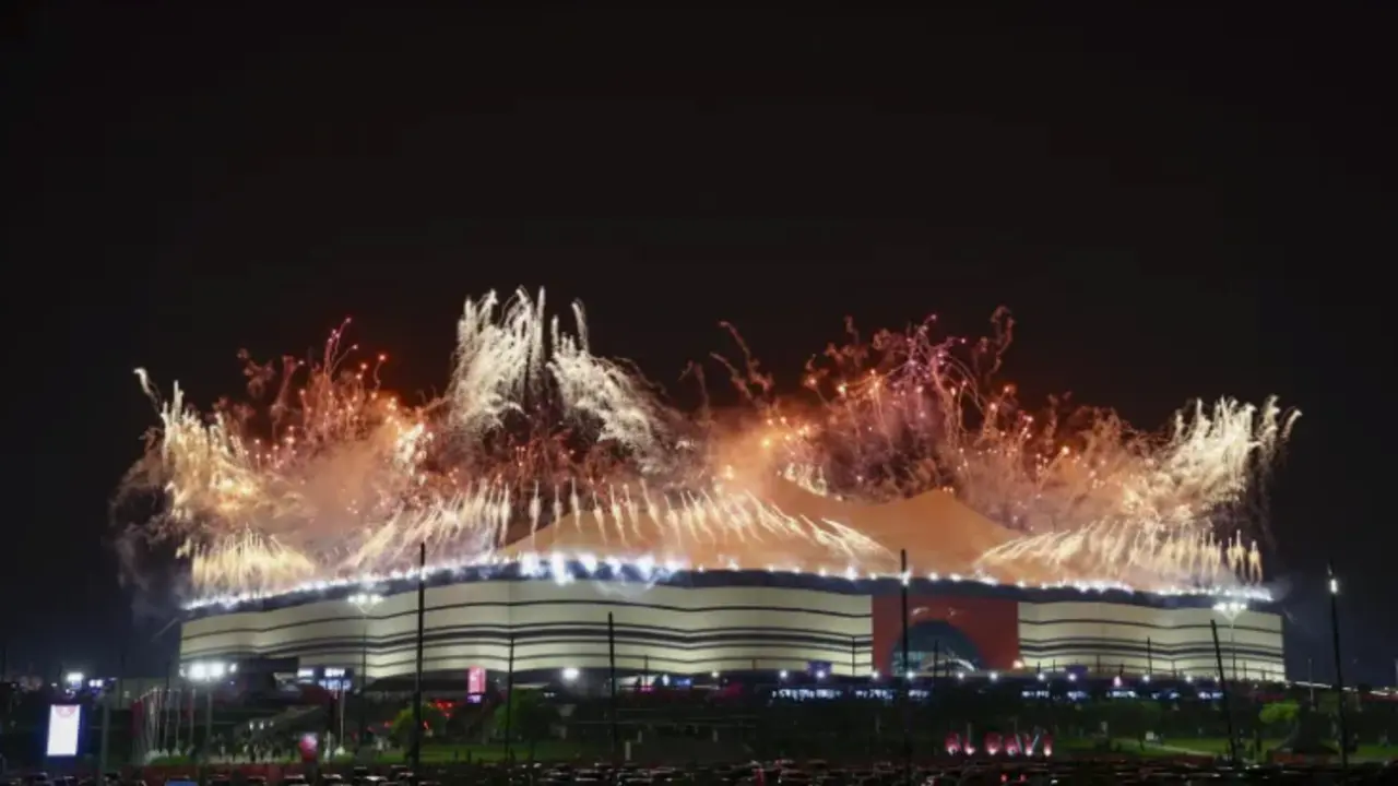 Ambiente exterior del Estadio de Al Khor durante la inauguraci&oacute;n del Mundial de Qatar 2022. EFE/ Jos&eacute; M&eacute;ndez