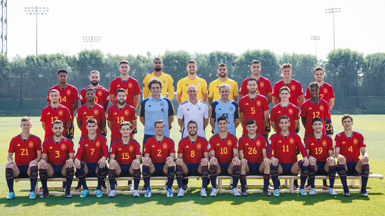 Foto oficial de la selecci&oacute;n espa&ntilde;ola con la equipaci&oacute;n (Adidas) que lucir&aacute; en el Mundial de f&uacute;tbol de Qatar 2022, facilitada este lunes. EFE/ Pablo Garc&iacute;a