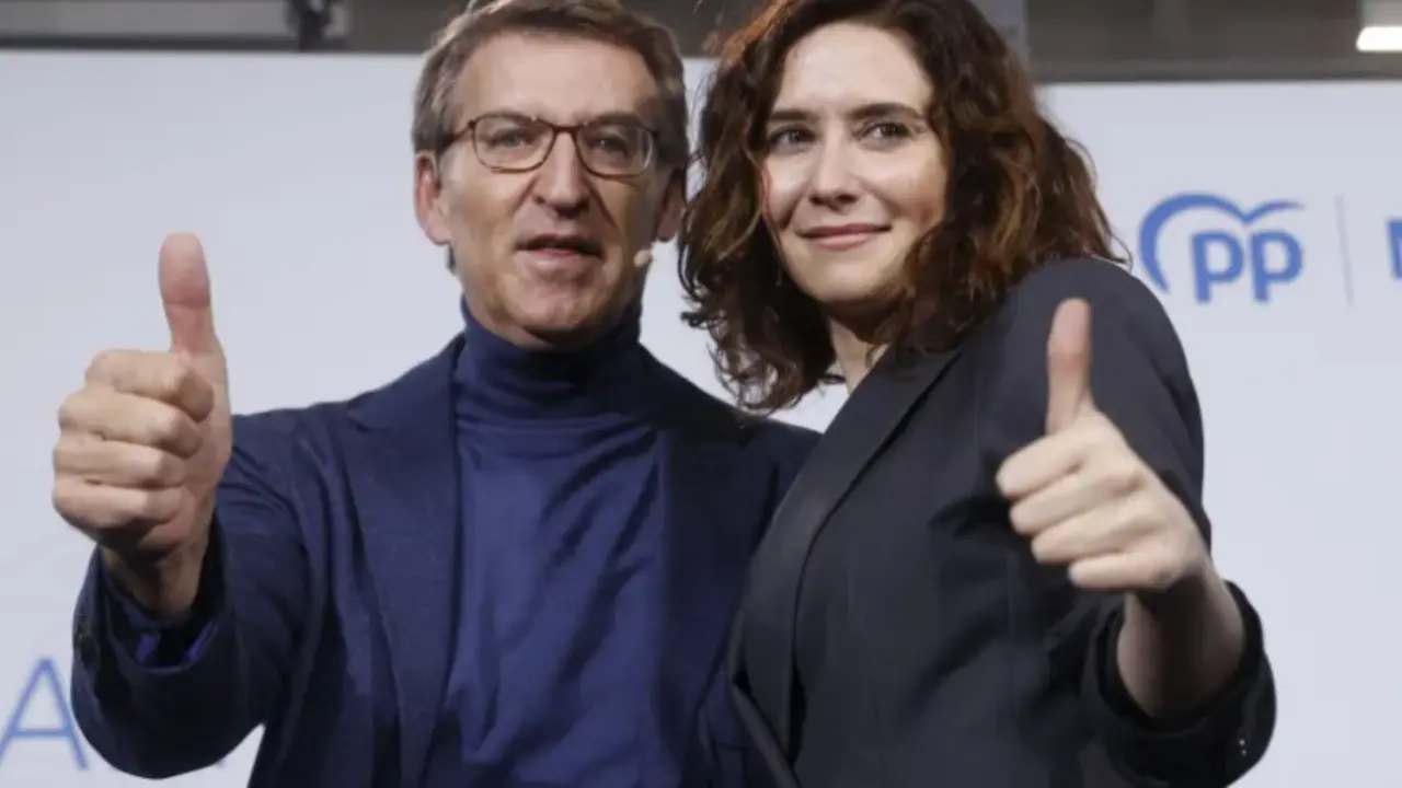 El presidente del PP, Alberto N&uacute;&ntilde;ez Feij&oacute;o, junto a la presidenta del PP de Madrid y de esta comunidad, Isabel D&iacute;az Ayuso. EFE/Juan Carlos Hidalgo