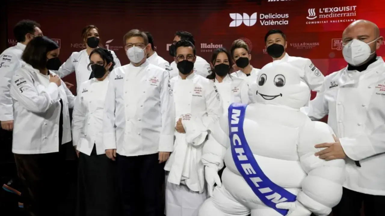 El presidente de la Generalitat, Ximo Puig (c) junto al chef Quique Dacosta , entre otros, tras la gala Gu&iacute;a Michelin Espa&ntilde;a y Portugal 2022 que se celebr&oacute; en el Palau de Les Arts de Valencia.EFE/Kai F&ouml;rsterling