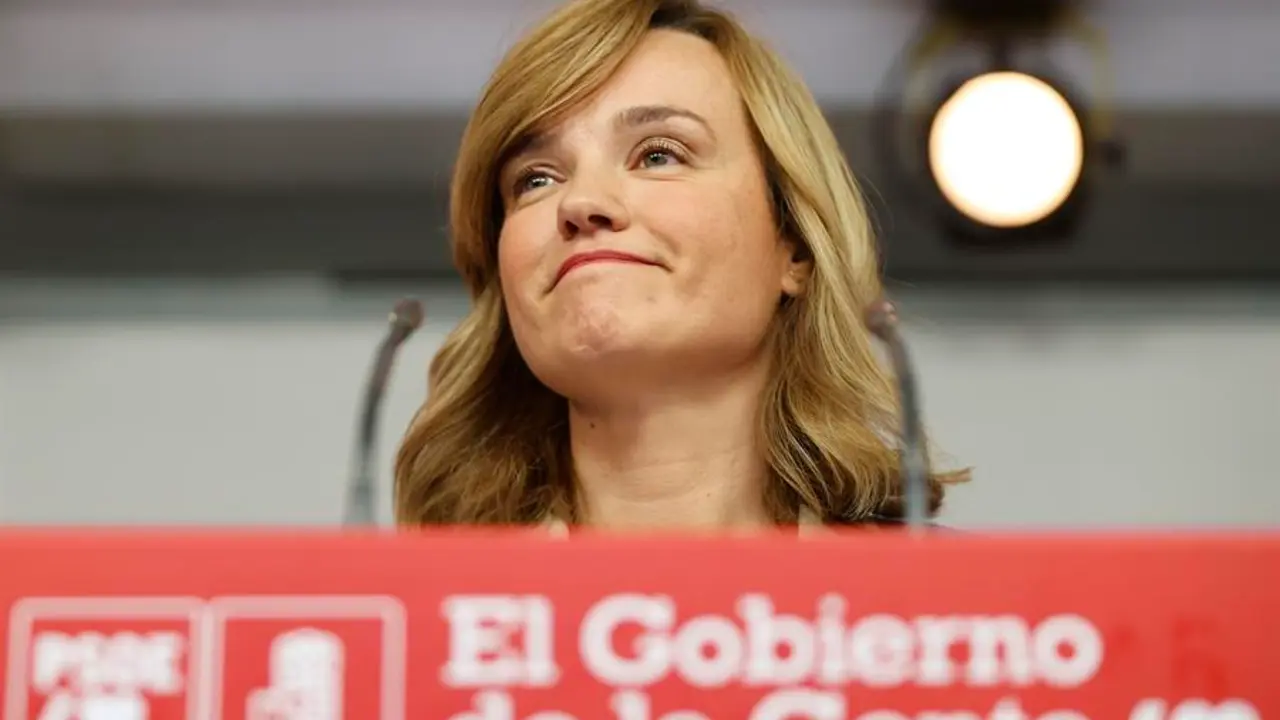La portavoz del PSOE y ministra de Educaci&oacute;n y FP, Pilar Alegr&iacute;a, durante su intervenci&oacute;n tras la reuni&oacute;n de la Ejecutiva Federal del partido este lunes en la sede de Ferraz. / Mariscal