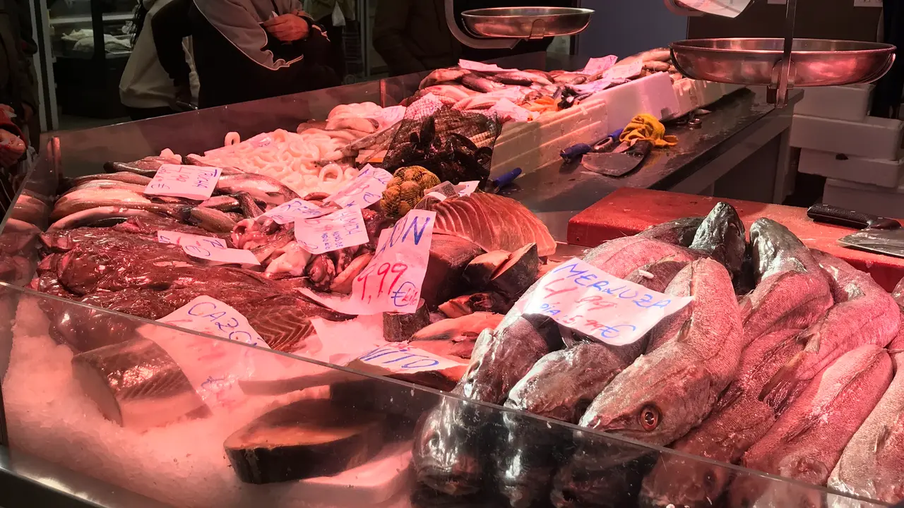 Un puesto de pescados en un mercado con clientes. / E.P.